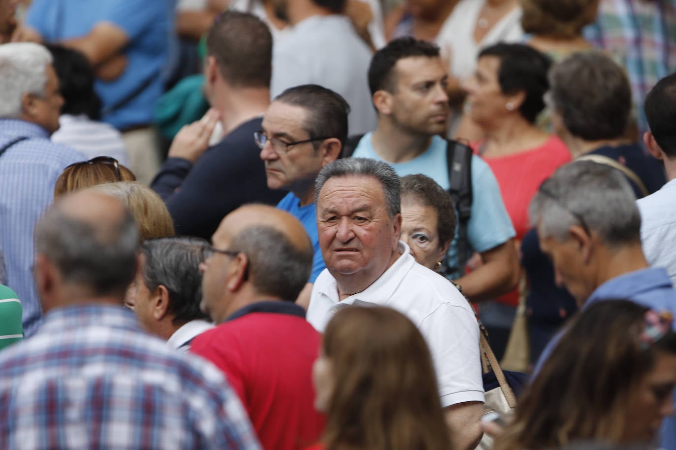 La patinadora Sheila Posada ha sido la pregonera de la Semana Grande de Gijón. Desde el balcón del Ayuntamiento ha invitado a vecinos y veraneantes a disfrutar de unas fiestas en las que «todas las mujeres se sientan seguras». Además, ha pedido respeto para todos los que trabajan estos días y ha reivindicado más apoyo para el patinaje y el deporte femenino. Bailes y música tradicionales han puesto el broche a este inicio de las fiestas.