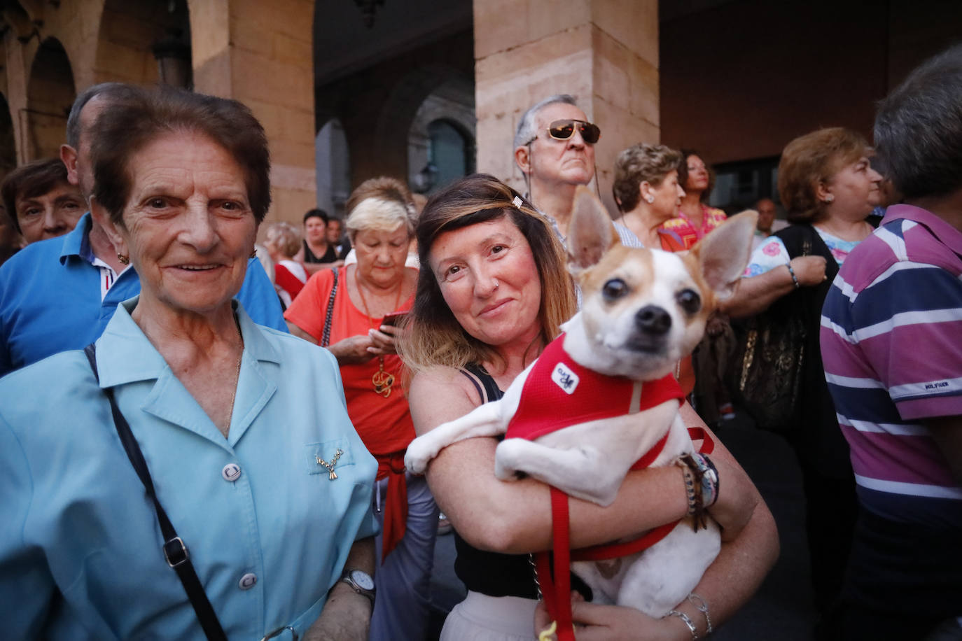 La patinadora Sheila Posada ha sido la pregonera de la Semana Grande de Gijón. Desde el balcón del Ayuntamiento ha invitado a vecinos y veraneantes a disfrutar de unas fiestas en las que «todas las mujeres se sientan seguras». Además, ha pedido respeto para todos los que trabajan estos días y ha reivindicado más apoyo para el patinaje y el deporte femenino. Bailes y música tradicionales han puesto el broche a este inicio de las fiestas.