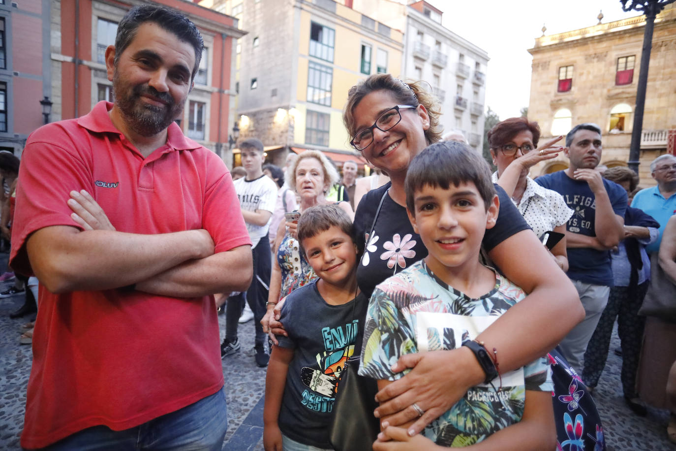 La patinadora Sheila Posada ha sido la pregonera de la Semana Grande de Gijón. Desde el balcón del Ayuntamiento ha invitado a vecinos y veraneantes a disfrutar de unas fiestas en las que «todas las mujeres se sientan seguras». Además, ha pedido respeto para todos los que trabajan estos días y ha reivindicado más apoyo para el patinaje y el deporte femenino. Bailes y música tradicionales han puesto el broche a este inicio de las fiestas.