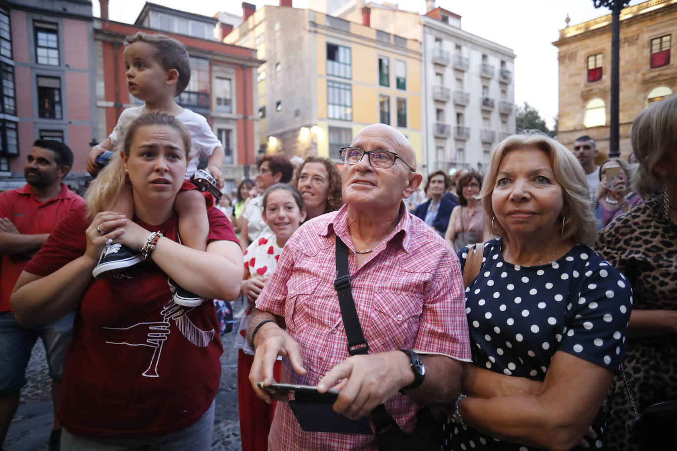 La patinadora Sheila Posada ha sido la pregonera de la Semana Grande de Gijón. Desde el balcón del Ayuntamiento ha invitado a vecinos y veraneantes a disfrutar de unas fiestas en las que «todas las mujeres se sientan seguras». Además, ha pedido respeto para todos los que trabajan estos días y ha reivindicado más apoyo para el patinaje y el deporte femenino. Bailes y música tradicionales han puesto el broche a este inicio de las fiestas.