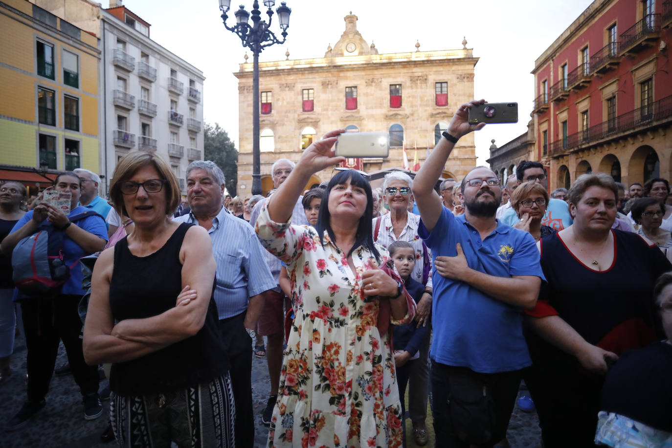 La patinadora Sheila Posada ha sido la pregonera de la Semana Grande de Gijón. Desde el balcón del Ayuntamiento ha invitado a vecinos y veraneantes a disfrutar de unas fiestas en las que «todas las mujeres se sientan seguras». Además, ha pedido respeto para todos los que trabajan estos días y ha reivindicado más apoyo para el patinaje y el deporte femenino. Bailes y música tradicionales han puesto el broche a este inicio de las fiestas.