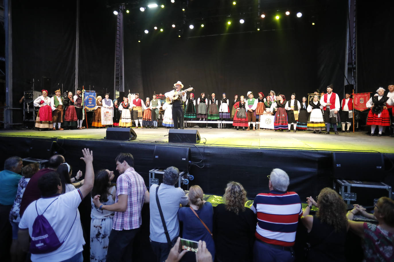 La patinadora Sheila Posada ha sido la pregonera de la Semana Grande de Gijón. Desde el balcón del Ayuntamiento ha invitado a vecinos y veraneantes a disfrutar de unas fiestas en las que «todas las mujeres se sientan seguras». Además, ha pedido respeto para todos los que trabajan estos días y ha reivindicado más apoyo para el patinaje y el deporte femenino. Bailes y música tradicionales han puesto el broche a este inicio de las fiestas.