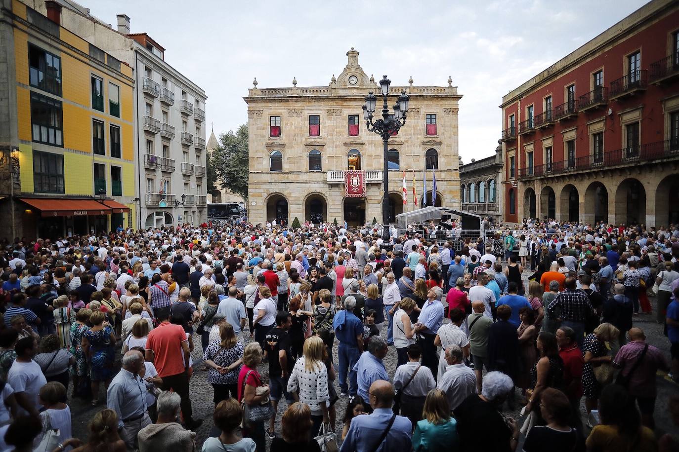 La patinadora Sheila Posada ha sido la pregonera de la Semana Grande de Gijón. Desde el balcón del Ayuntamiento ha invitado a vecinos y veraneantes a disfrutar de unas fiestas en las que «todas las mujeres se sientan seguras». Además, ha pedido respeto para todos los que trabajan estos días y ha reivindicado más apoyo para el patinaje y el deporte femenino. Bailes y música tradicionales han puesto el broche a este inicio de las fiestas.