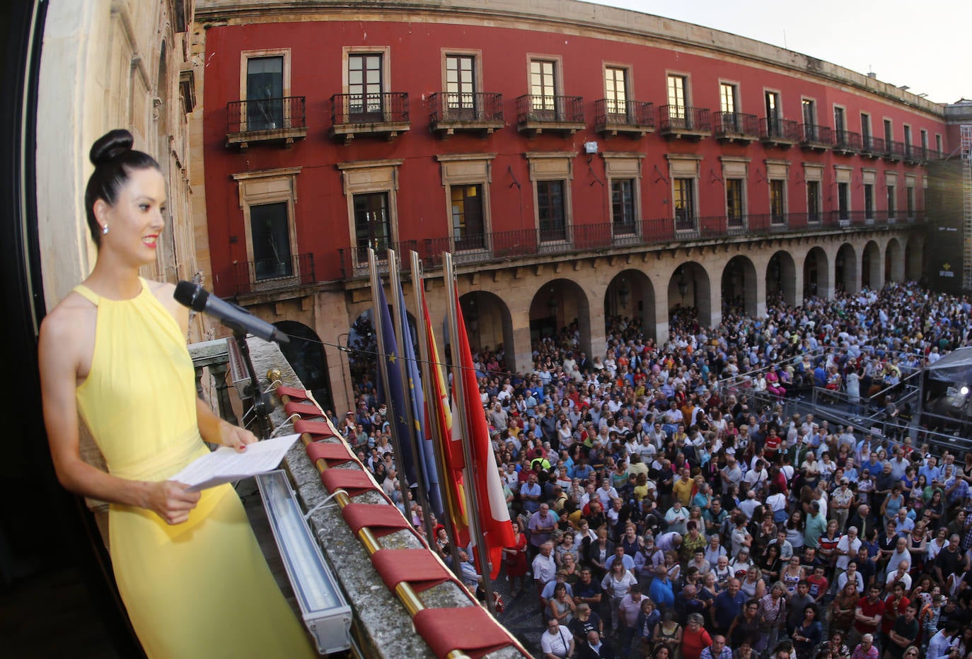 La patinadora Sheila Posada ha sido la pregonera de la Semana Grande de Gijón. Desde el balcón del Ayuntamiento ha invitado a vecinos y veraneantes a disfrutar de unas fiestas en las que «todas las mujeres se sientan seguras». Además, ha pedido respeto para todos los que trabajan estos días y ha reivindicado más apoyo para el patinaje y el deporte femenino. Bailes y música tradicionales han puesto el broche a este inicio de las fiestas.