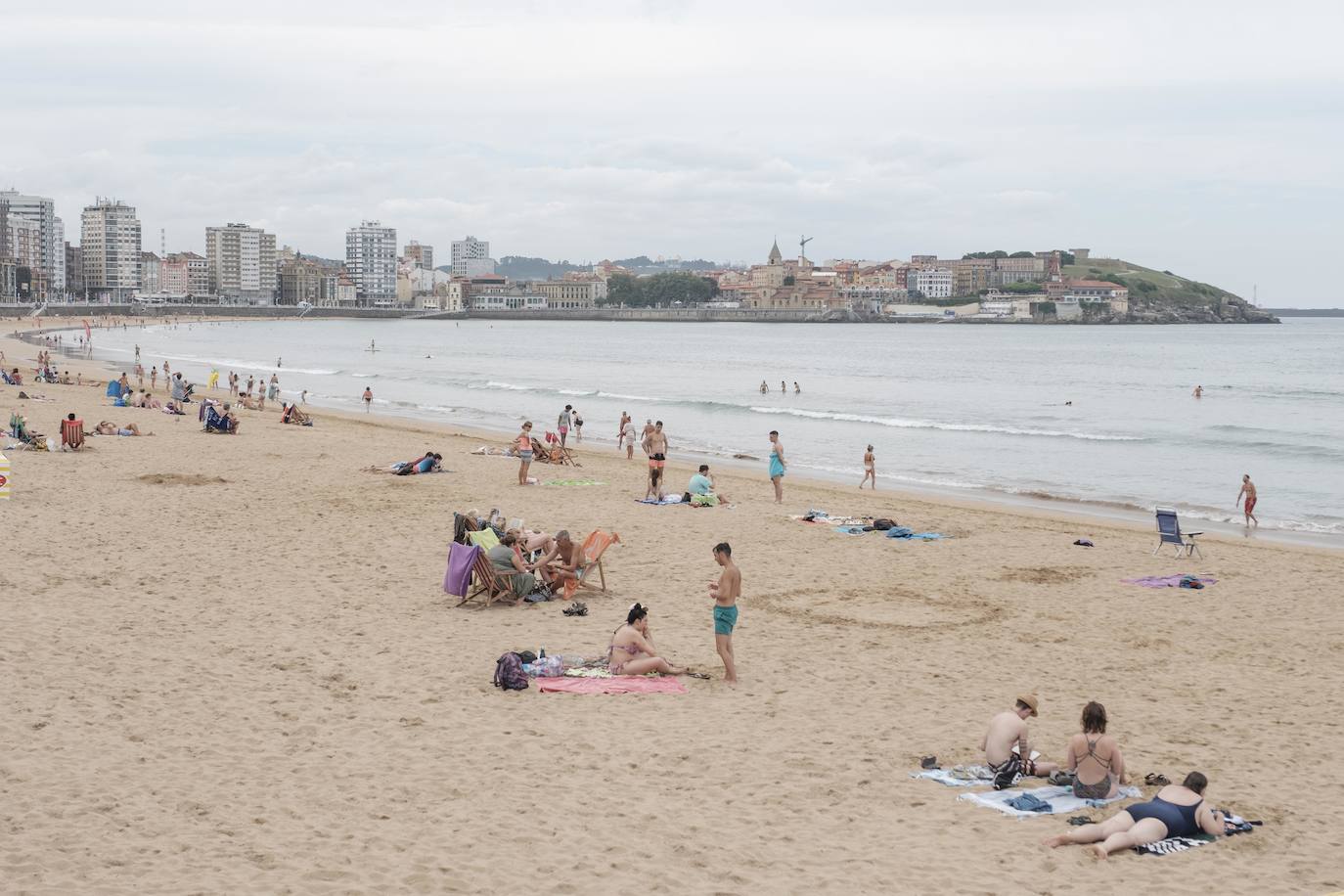 El litoral asturiano permanece este viernes en alerta por fuertes vientos y olas que podrán alcanzar los cuatro metros.