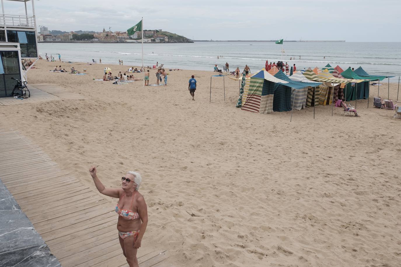 El litoral asturiano permanece este viernes en alerta por fuertes vientos y olas que podrán alcanzar los cuatro metros.