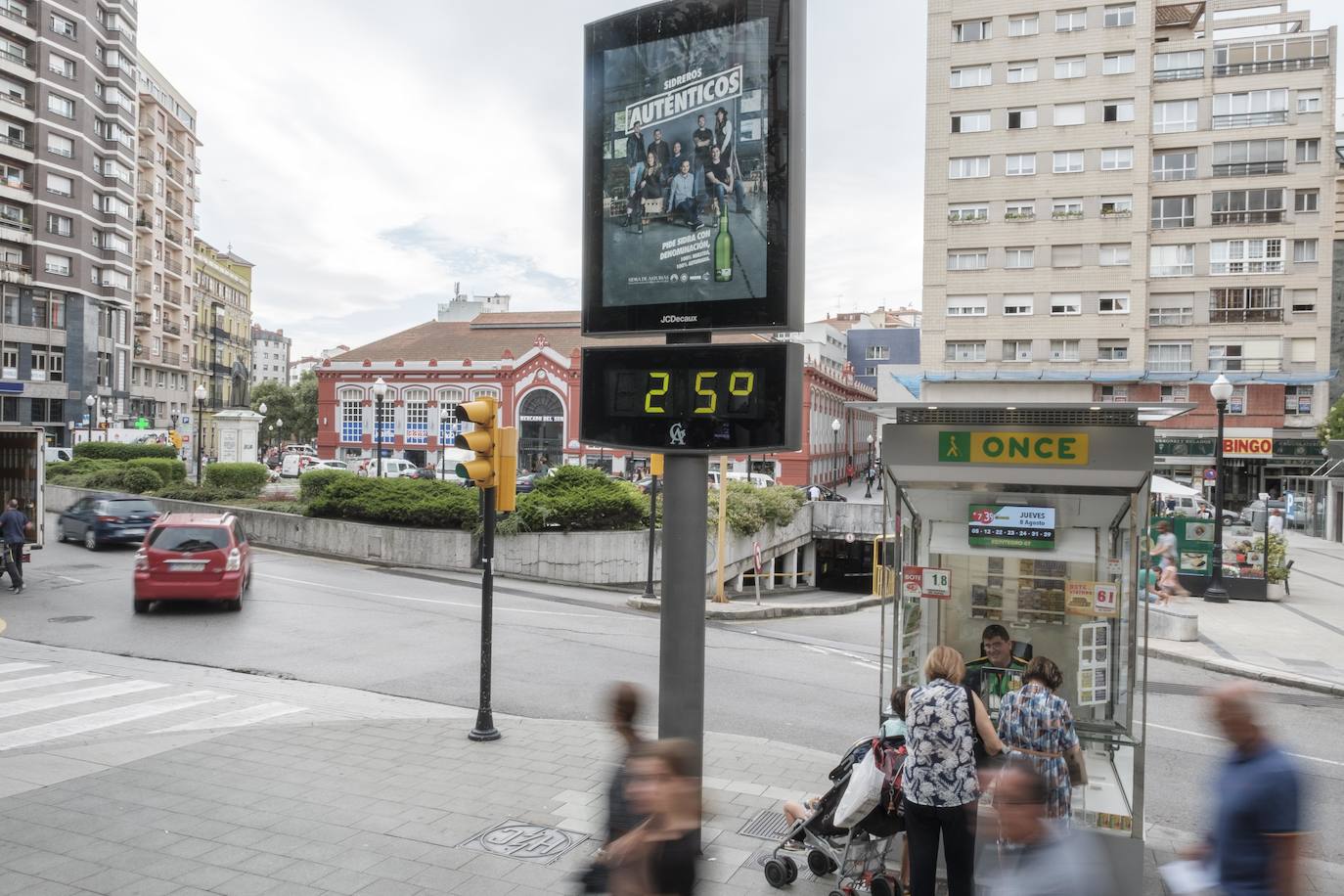 El litoral asturiano permanece este viernes en alerta por fuertes vientos y olas que podrán alcanzar los cuatro metros.