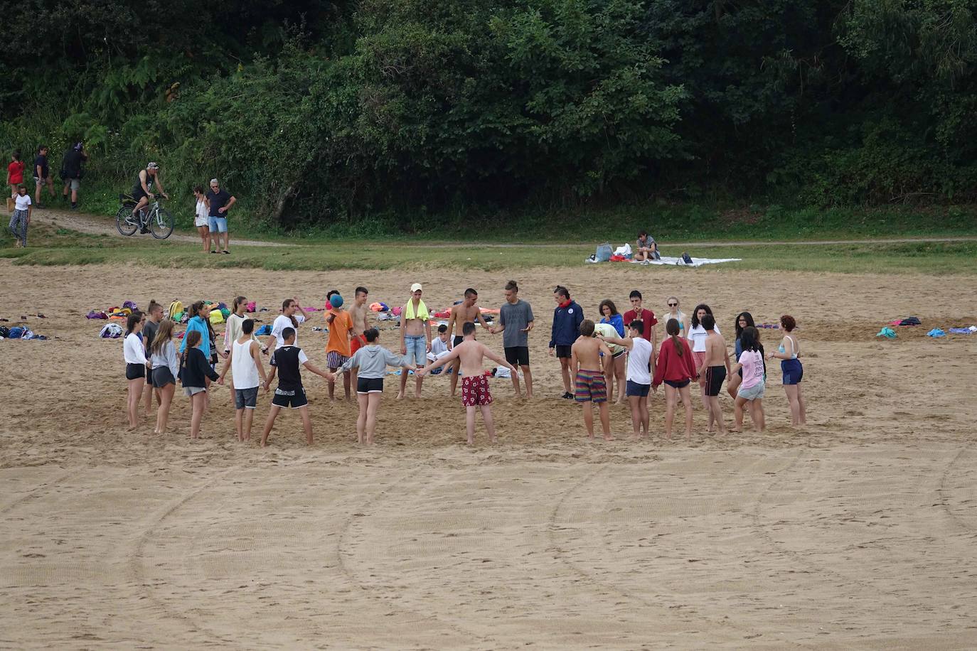 El litoral asturiano permanece este viernes en alerta por fuertes vientos y olas que podrán alcanzar los cuatro metros.
