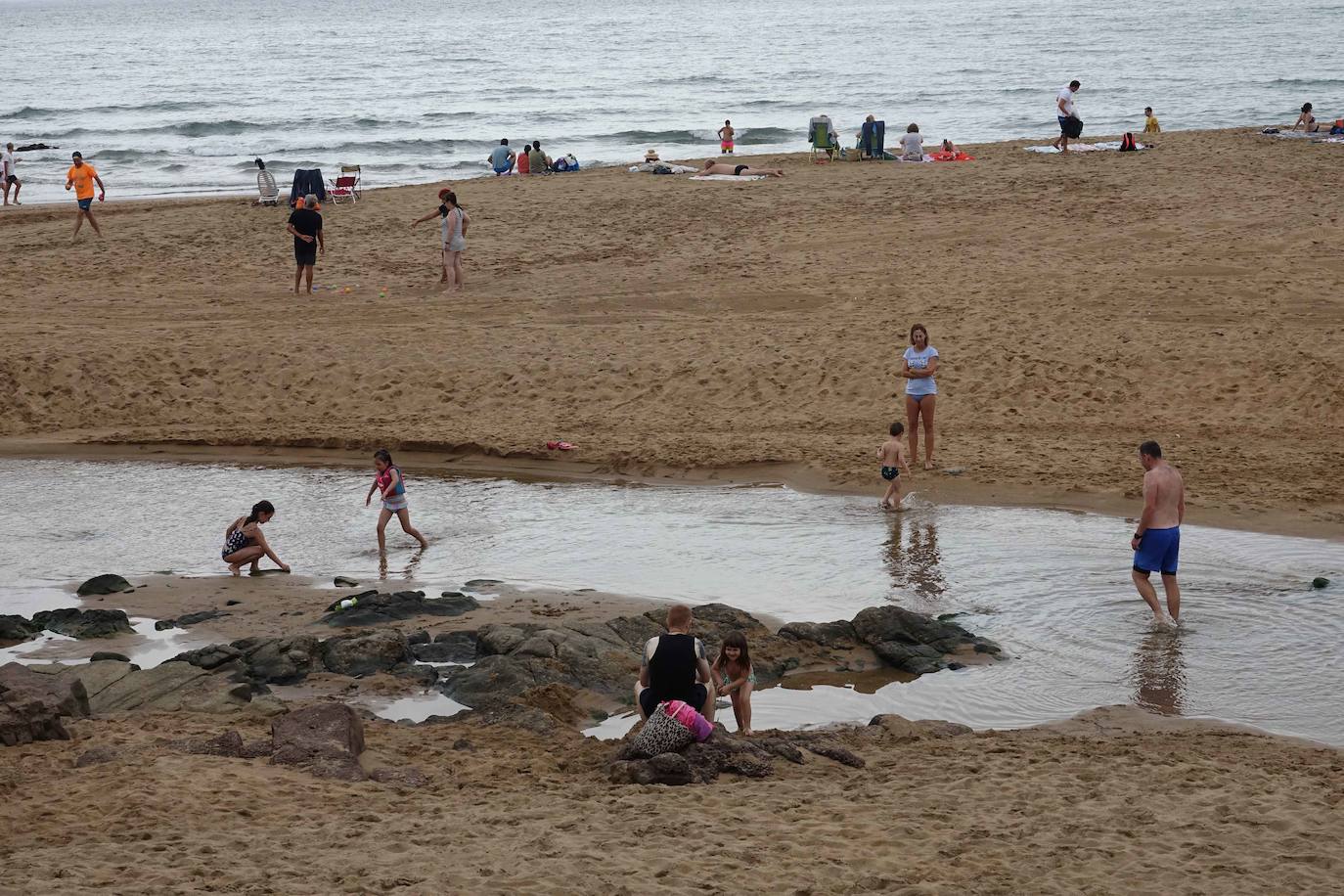 El litoral asturiano permanece este viernes en alerta por fuertes vientos y olas que podrán alcanzar los cuatro metros.