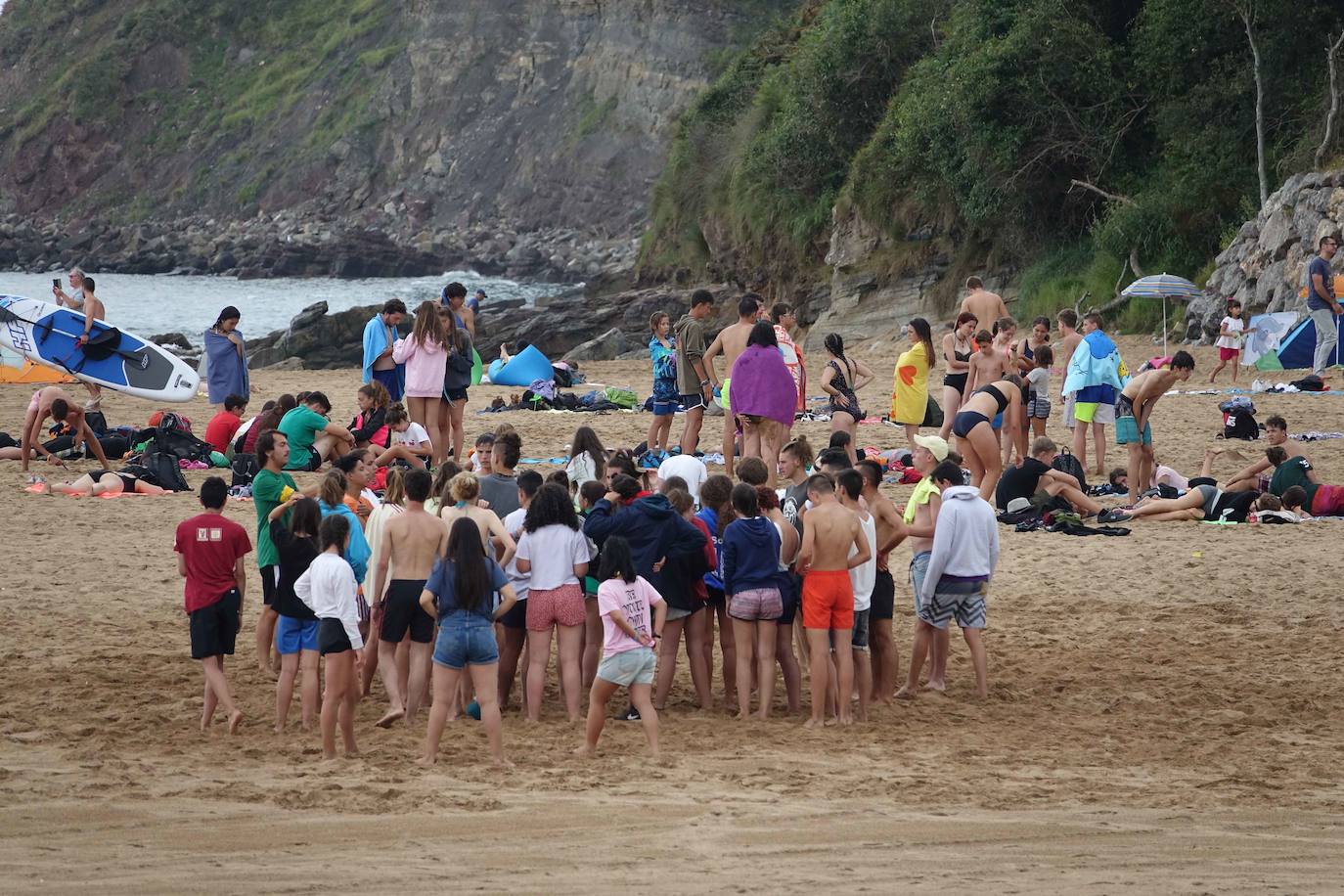 El litoral asturiano permanece este viernes en alerta por fuertes vientos y olas que podrán alcanzar los cuatro metros.