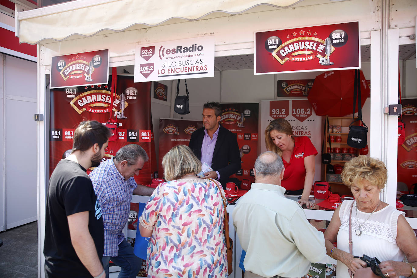 Llenazo en el pabellón de Liberbank en la Feria de Muestras de Asturias. La Funcación Bancaria Cajastur ha celebrado este sábado el encuentro de las asociaciones colaboradoras con la Acción Social de la Fundación Cajastur-Liberbank. Entre los asistentes, los miembros del equipo Real Oviedo Genuine, que firmaron pósteres para los visitantes.