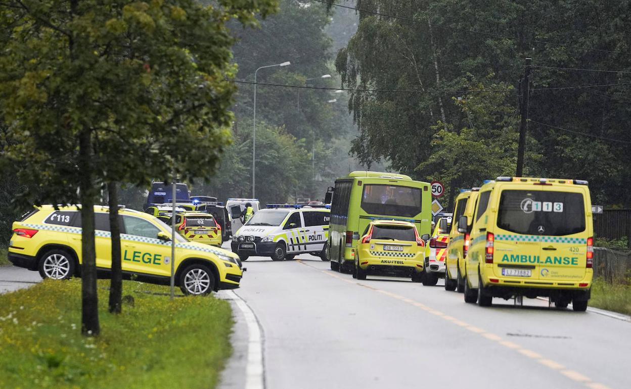 Despliegue policial y de ambulancias en las inmediaciones de la mezquita de Oslo donde tuvo lugar el tiroteo.