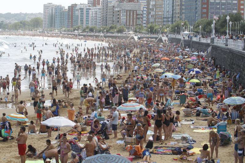 Difícil encontrar sitio en la arena para estirar la toalla. El sol y las altas temperaturas de este sábado han animado a miles de personas a disfrutar de las playas de la región, como muestras las imágenes de San Lorenzo, Salinas y Candás.