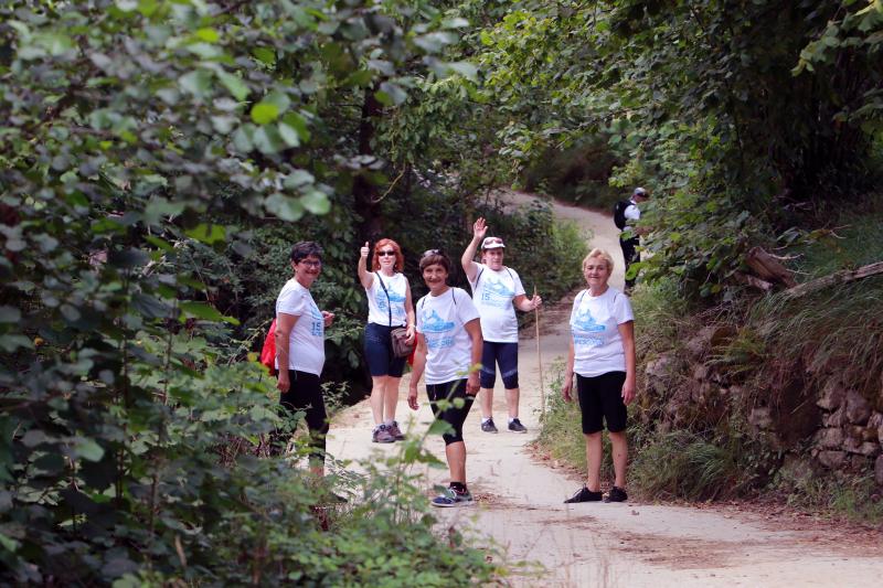 Medio millar de personas ha participado en la Marcha Popular que desde hace quince años recorre los pueblos de Sobrescobio. Se trata de una de las citas más esperadas del verano en la comarca del Nalón que se enmarca en las actividades de la Sextaferia Coyana, que llena de actividades el concejo durante el periodo estival.