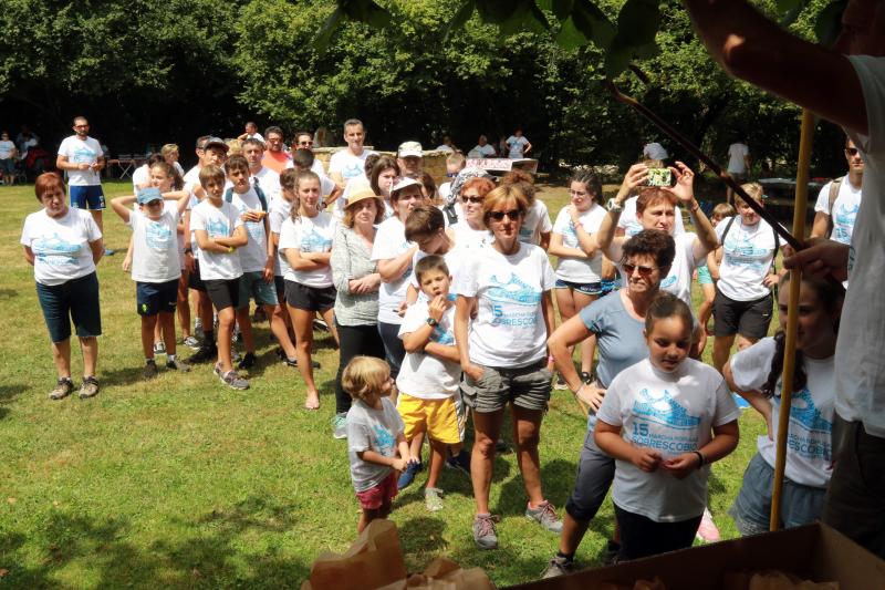 Medio millar de personas ha participado en la Marcha Popular que desde hace quince años recorre los pueblos de Sobrescobio. Se trata de una de las citas más esperadas del verano en la comarca del Nalón que se enmarca en las actividades de la Sextaferia Coyana, que llena de actividades el concejo durante el periodo estival.