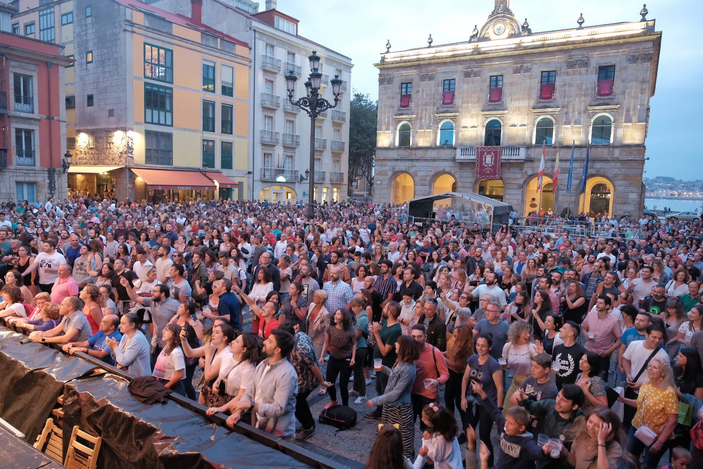 Una de las bandas de moda del pop nacional, Varry Brava, ha reunido a cientos de fans en la plaza Mayor de Gijón, que han vibrado con los temas de su último trabajo, 'Furor'.