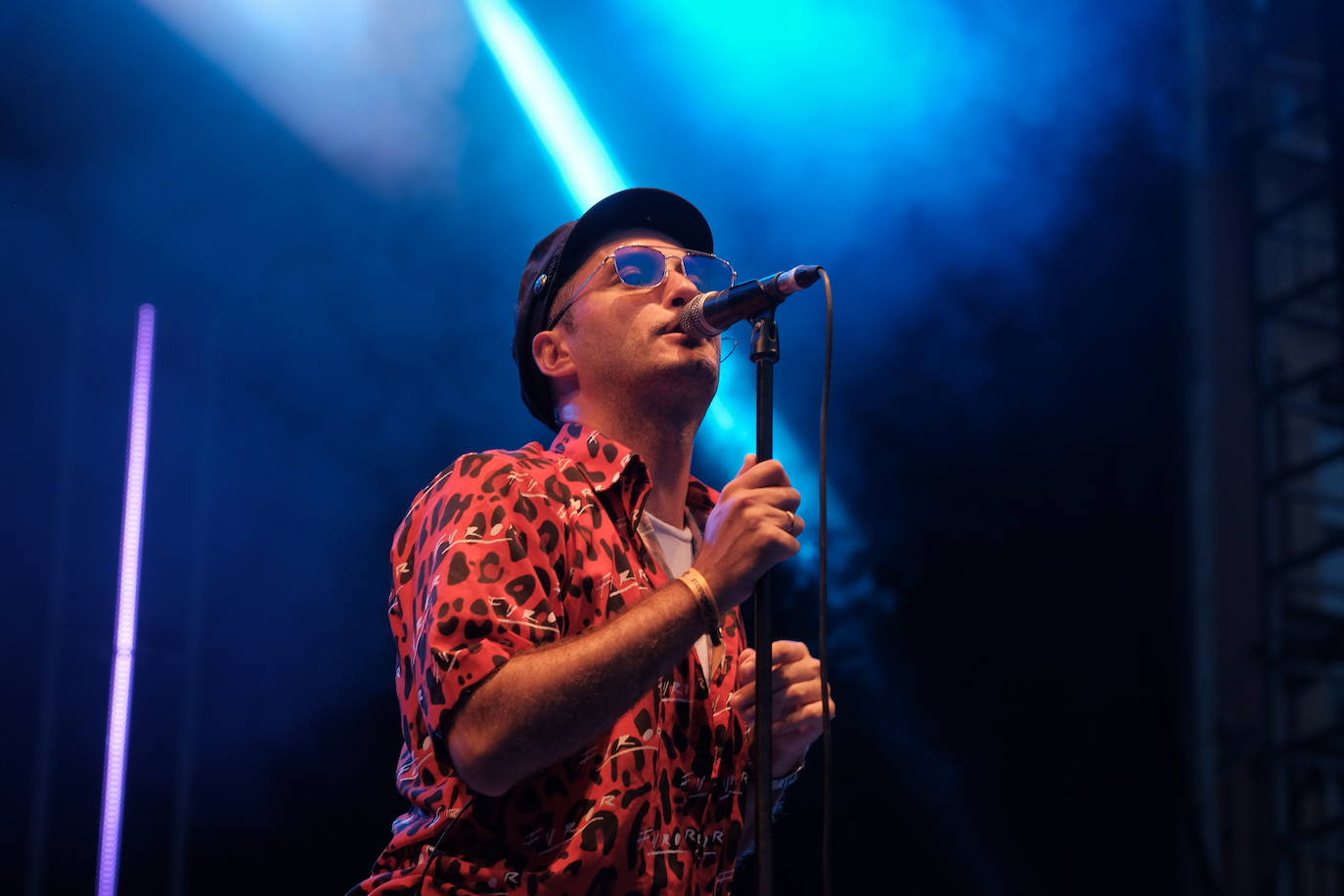 Una de las bandas de moda del pop nacional, Varry Brava, ha reunido a cientos de fans en la plaza Mayor de Gijón, que han vibrado con los temas de su último trabajo, 'Furor'.