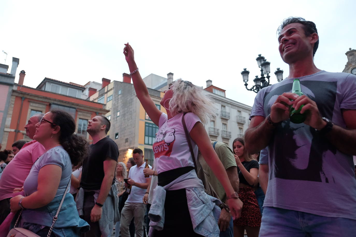 Una de las bandas de moda del pop nacional, Varry Brava, ha reunido a cientos de fans en la plaza Mayor de Gijón, que han vibrado con los temas de su último trabajo, 'Furor'.
