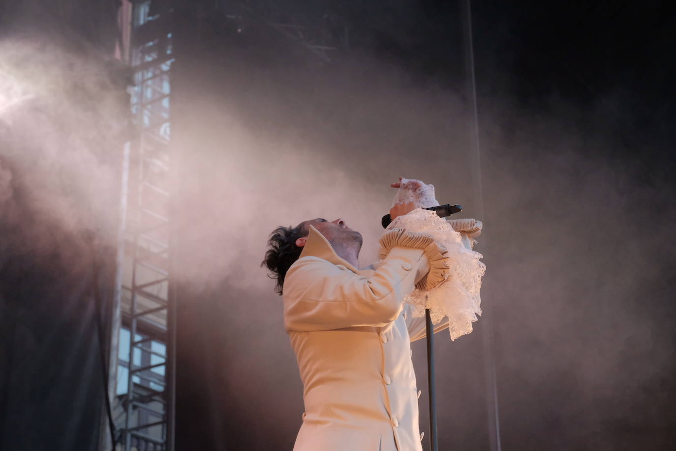 Asier Exteandia y Enrico Barbaro pusieron música en la plaza Mayor este domingo. Una muestra de creatividad y talento que sorprendió al público. 