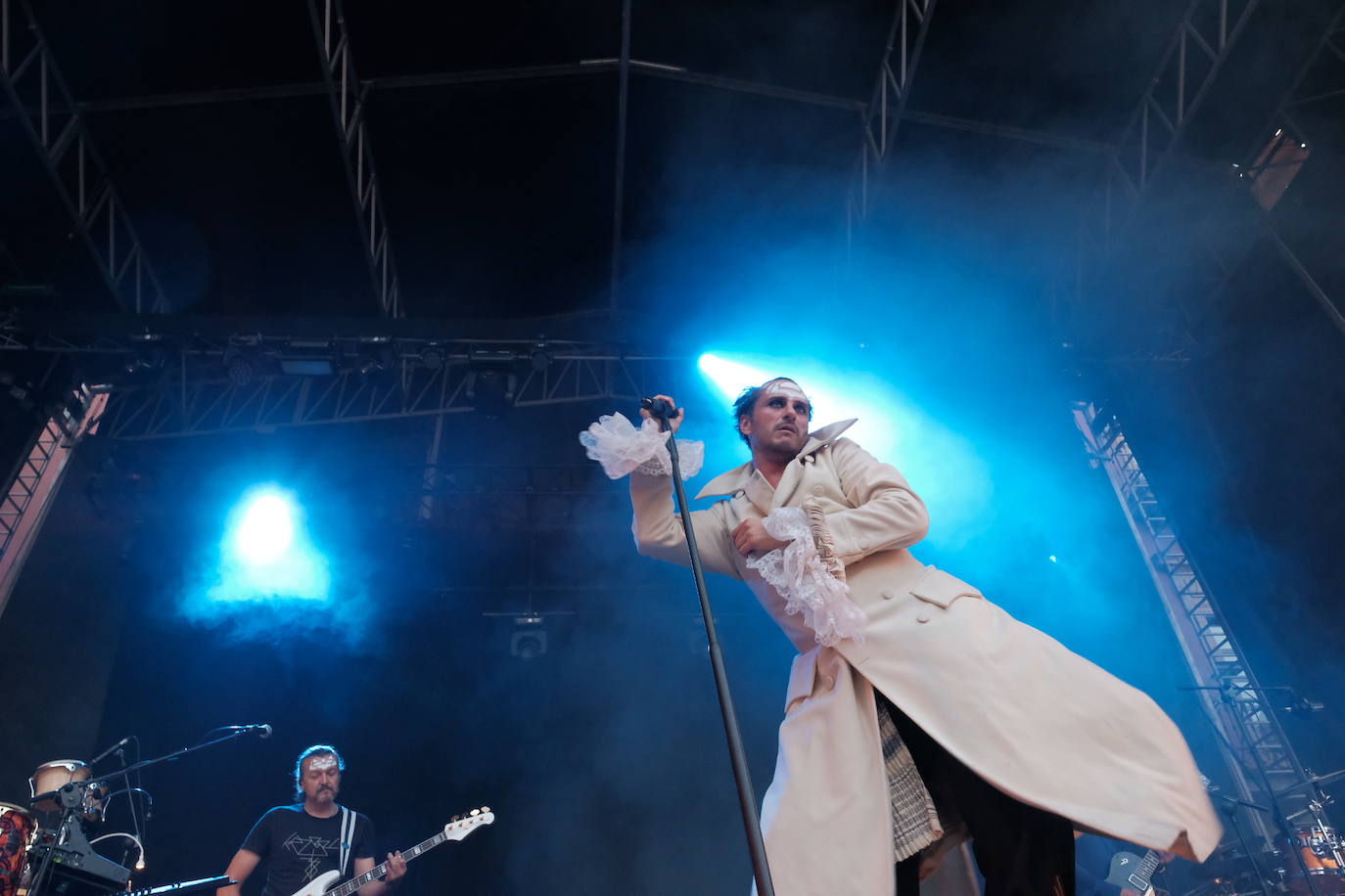 Asier Exteandia y Enrico Barbaro pusieron música en la plaza Mayor este domingo. Una muestra de creatividad y talento que sorprendió al público. 