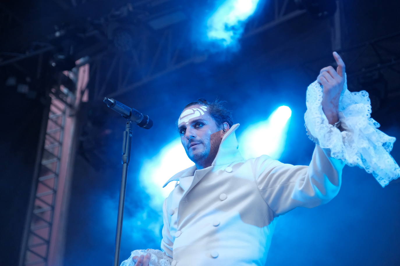 Asier Exteandia y Enrico Barbaro pusieron música en la plaza Mayor este domingo. Una muestra de creatividad y talento que sorprendió al público. 