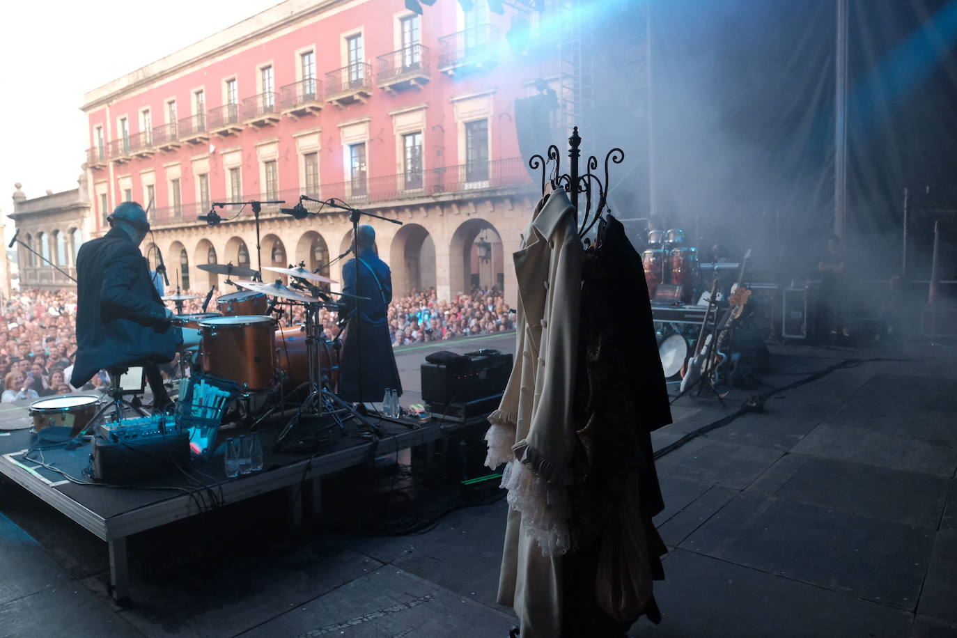 Asier Etxeandia y Enrico Barbaro pusieron música en la plaza Mayor este domingo. Una muestra de creatividad y talento que sorprendió al público. 
