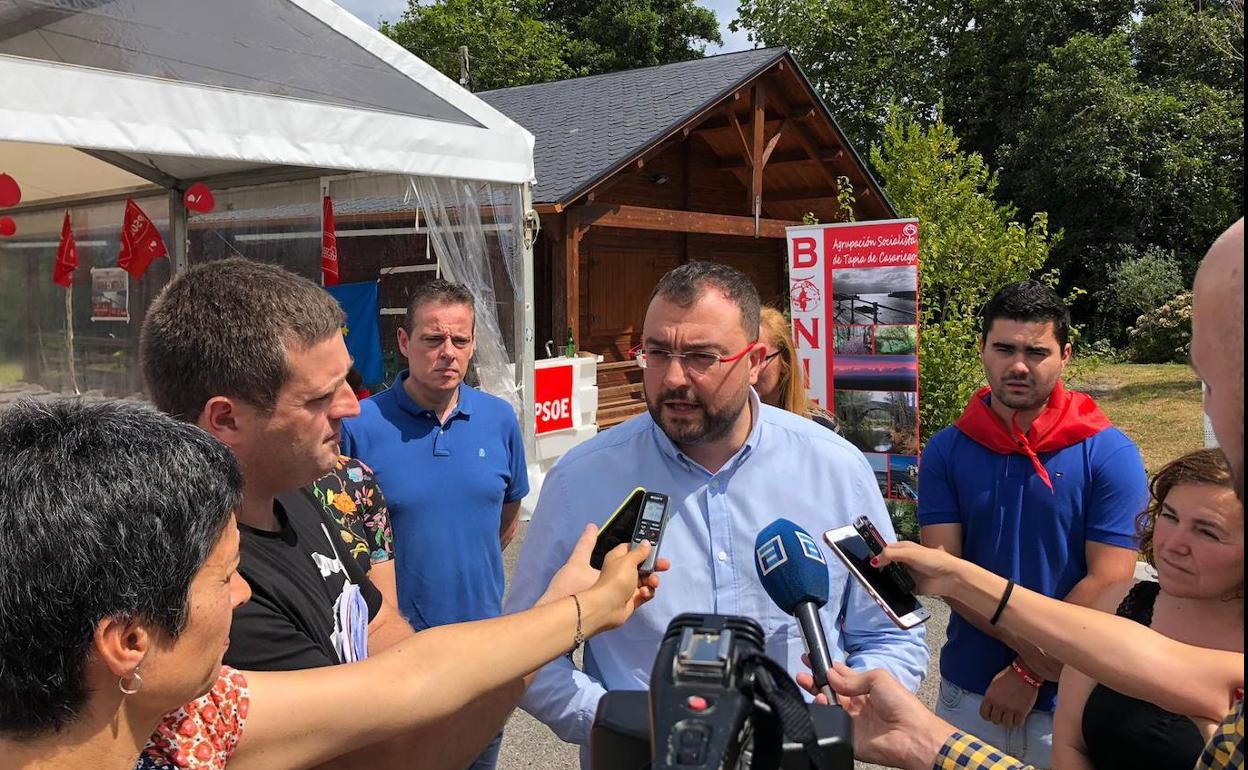 Adrián Barbón atiende a los medios antes de participar en la bonitada del PSOE de Tapia.