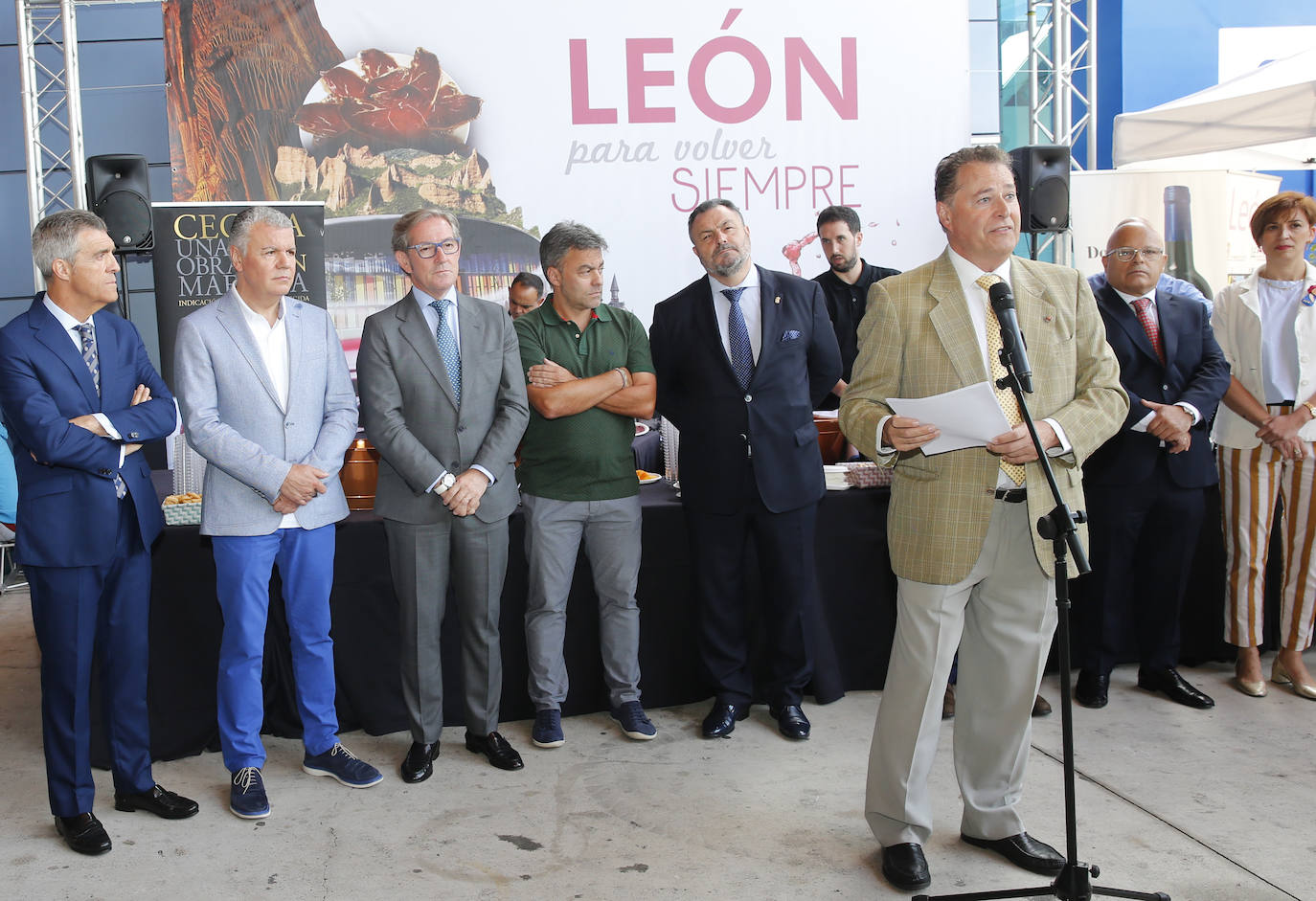 Día de León y Astorga en la Feria de Muestras de Asturias. La provincia vecina ha elegido la gran cita comercial del Principado para dar a conocer sus productos gastronómicos, como embutidos, queso, vino o miel, y su gran oferta turística. La propuesta ha reunido a numeroso público.