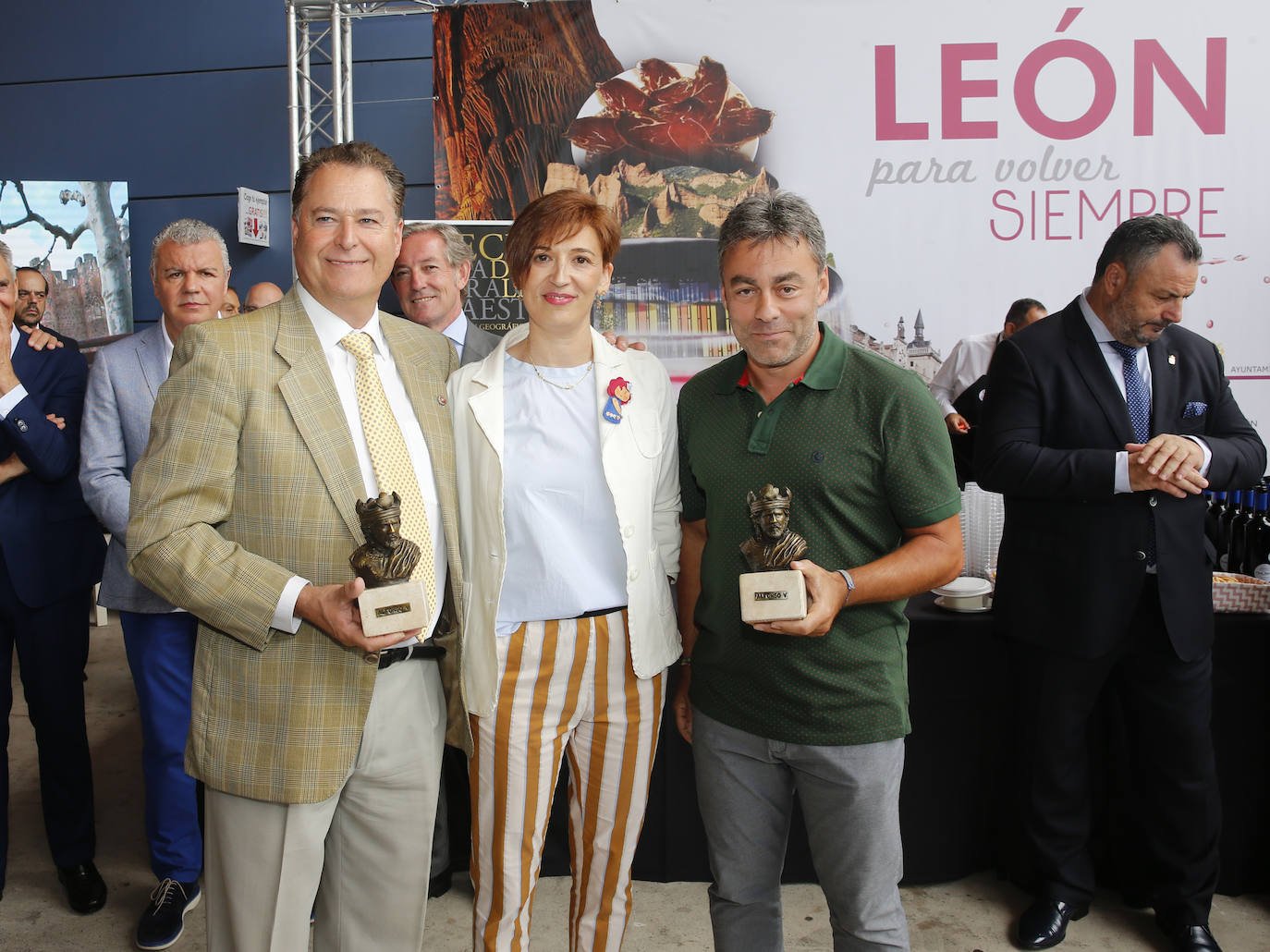 Día de León y Astorga en la Feria de Muestras de Asturias. La provincia vecina ha elegido la gran cita comercial del Principado para dar a conocer sus productos gastronómicos, como embutidos, queso, vino o miel, y su gran oferta turística. La propuesta ha reunido a numeroso público.