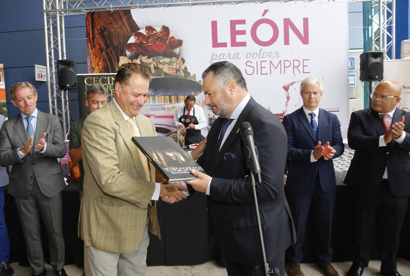 Día de León y Astorga en la Feria de Muestras de Asturias. La provincia vecina ha elegido la gran cita comercial del Principado para dar a conocer sus productos gastronómicos, como embutidos, queso, vino o miel, y su gran oferta turística. La propuesta ha reunido a numeroso público.
