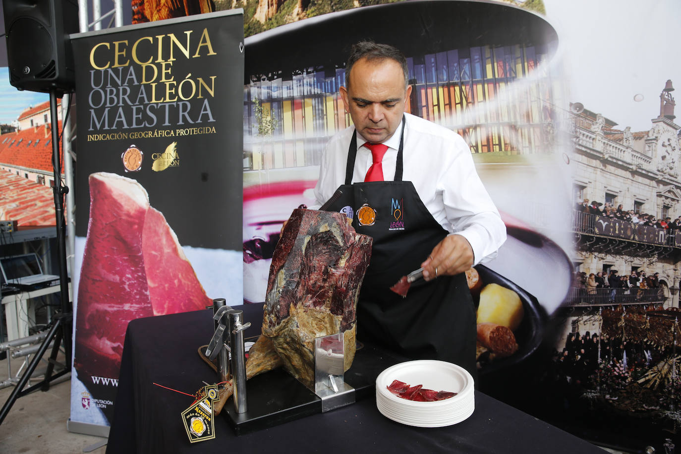 Día de León y Astorga en la Feria de Muestras de Asturias. La provincia vecina ha elegido la gran cita comercial del Principado para dar a conocer sus productos gastronómicos, como embutidos, queso, vino o miel, y su gran oferta turística. La propuesta ha reunido a numeroso público.