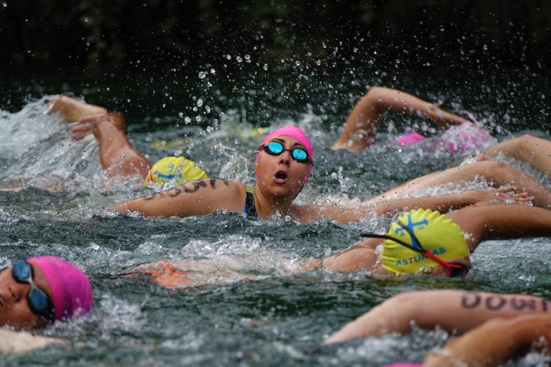 La mierense Aroa Silva, nadadora del Club Santa Olaya, se ha impuesto en la travesía y en el Descenso del Sella, logrando el triunfo absoluto y en categoría femenina. 