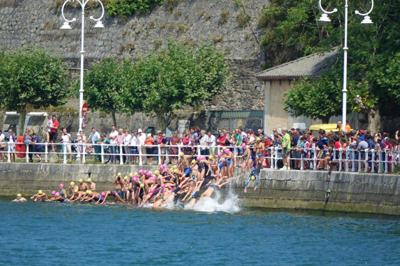 La mierense Aroa Silva, nadadora del Club Santa Olaya, se ha impuesto en la travesía y en el Descenso del Sella, logrando el triunfo absoluto y en categoría femenina. 