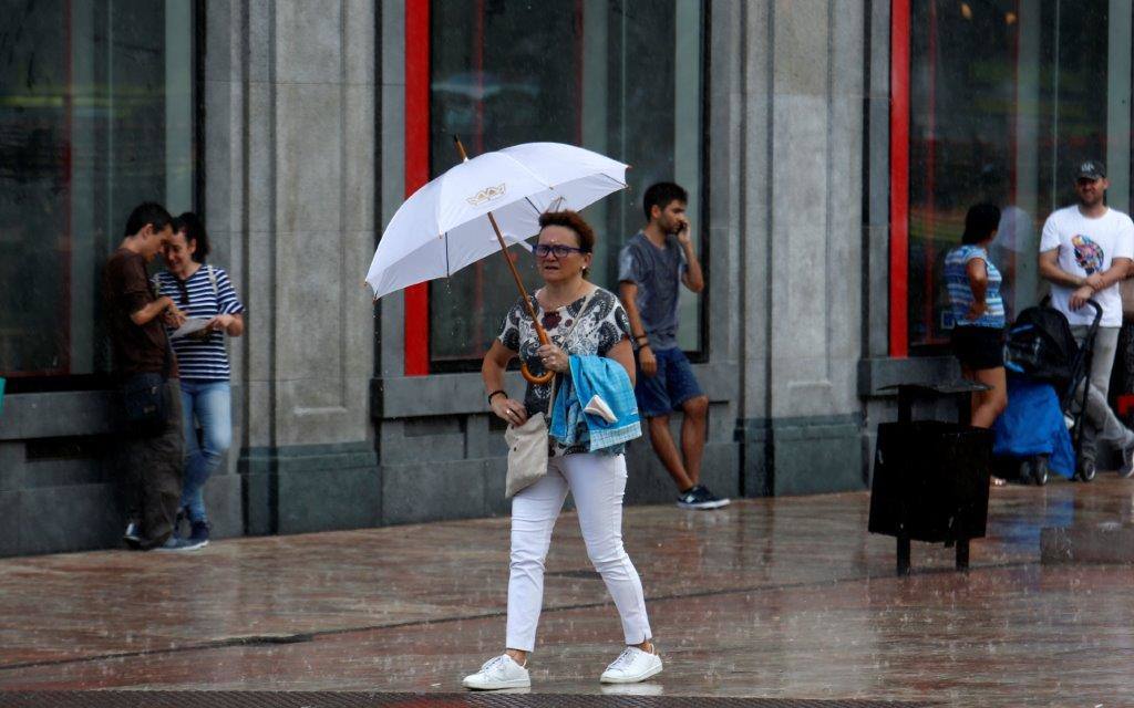 Una fuerte tormenta se ha registrado este domingo en Oviedo, un fenómeno que ha soprendido a muchos en la calle disfrutando de lo que estaba siendo un día de verano.
