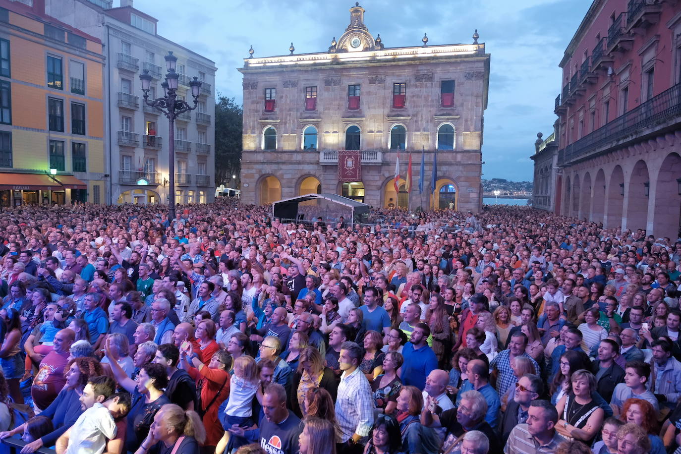 La mítica banda de Tolivia llenó la plaza gijonesa con sus canciones repletas de humor, realismo y crítica social.