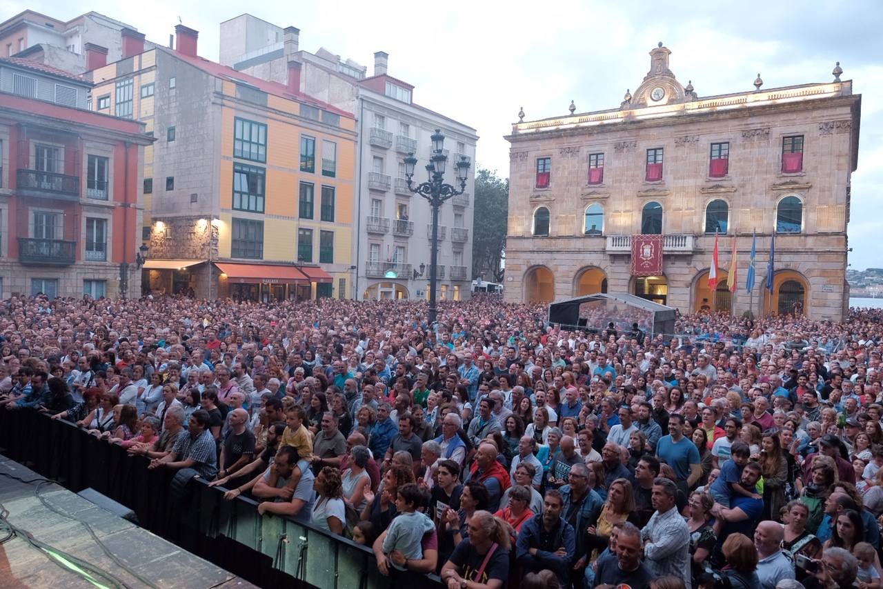 La mítica banda de Tolivia llenó la plaza gijonesa con sus canciones repletas de humor, realismo y crítica social.