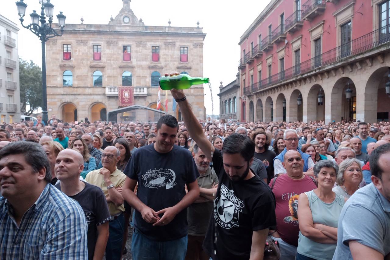 La mítica banda de Tolivia llenó la plaza gijonesa con sus canciones repletas de humor, realismo y crítica social.