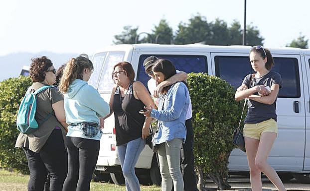 Familiares y amigos de Diego García, durante la búsqueda de esta mañana.
