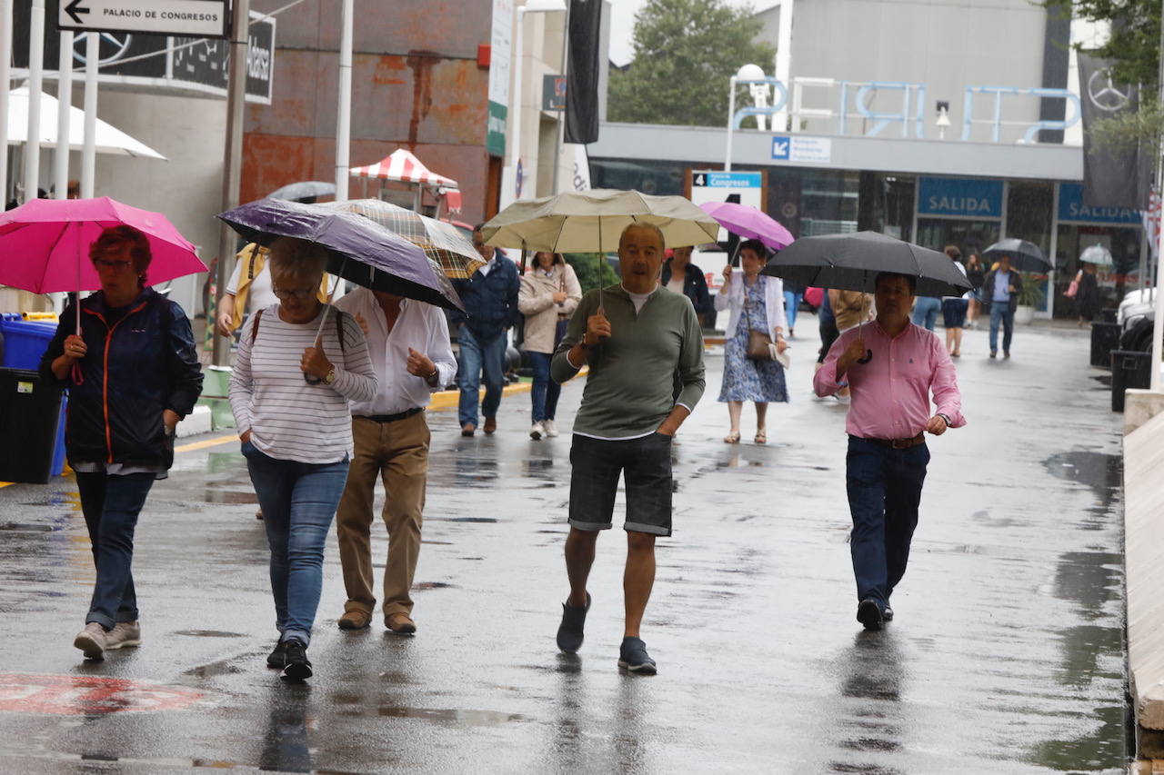 Los paraguas son los protagonistas en la jornada de este lunes en la Feria. 