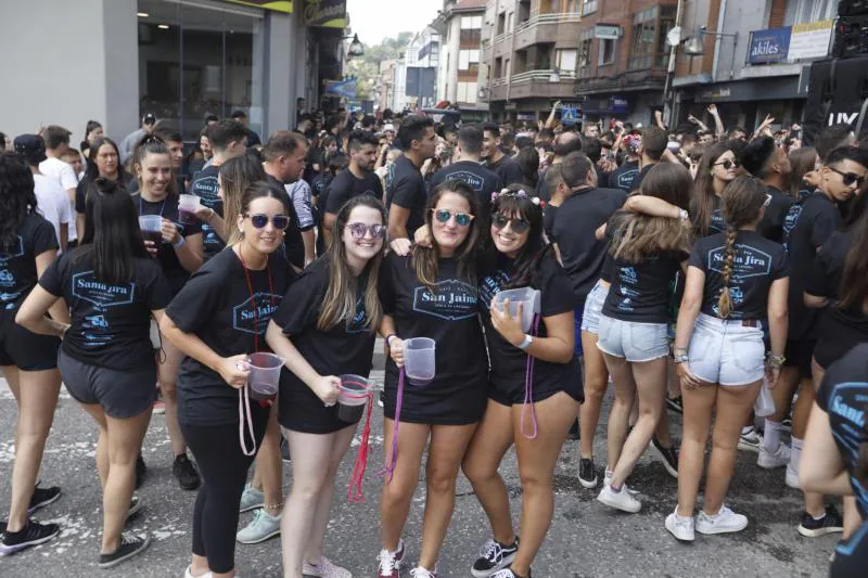 Centenares de jóvenes han disfrutado de la jira de Laviana. Las numerosas peñas han partido, como es habitual, desde la plaza del Ayuntamiento para llegar al prau de La Chalana. Una fiesta de la espuma pondrá el broche a la jornada.