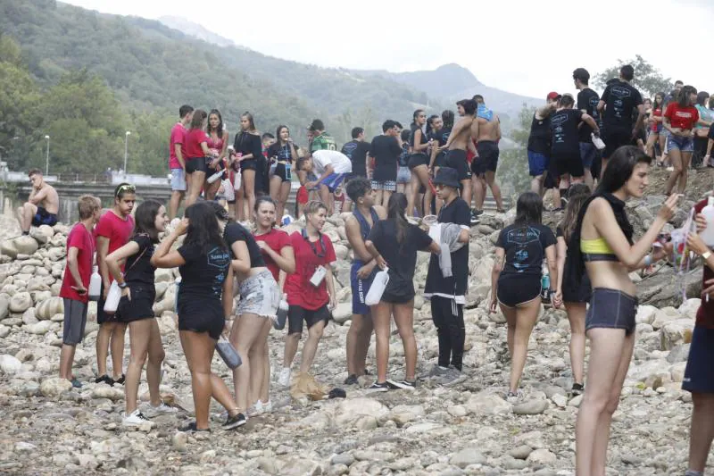 Centenares de jóvenes han disfrutado de la jira de Laviana. Las numerosas peñas han partido, como es habitual, desde la plaza del Ayuntamiento para llegar al prau de La Chalana, donde han aprovechado al máximo la jornada.