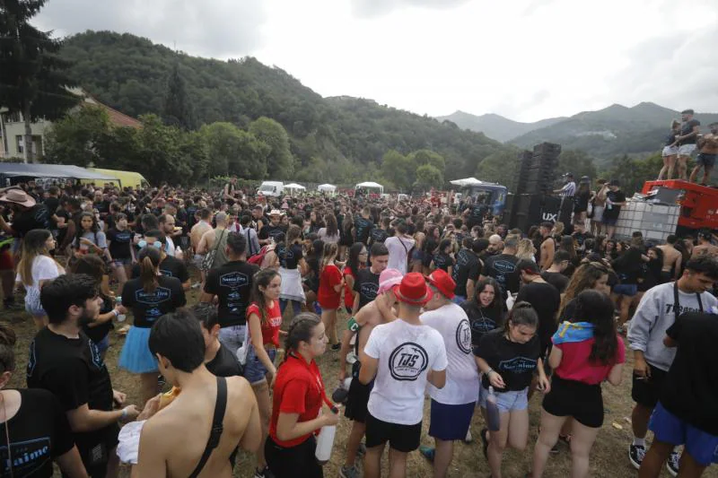 Centenares de jóvenes han disfrutado de la jira de Laviana. Las numerosas peñas han partido, como es habitual, desde la plaza del Ayuntamiento para llegar al prau de La Chalana, donde han aprovechado al máximo la jornada.