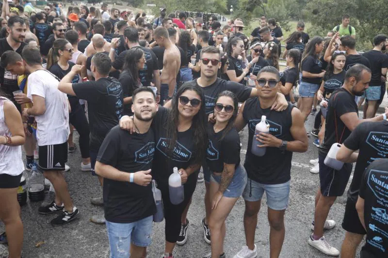 Centenares de jóvenes han disfrutado de la jira de Laviana. Las numerosas peñas han partido, como es habitual, desde la plaza del Ayuntamiento para llegar al prau de La Chalana, donde han aprovechado al máximo la jornada.