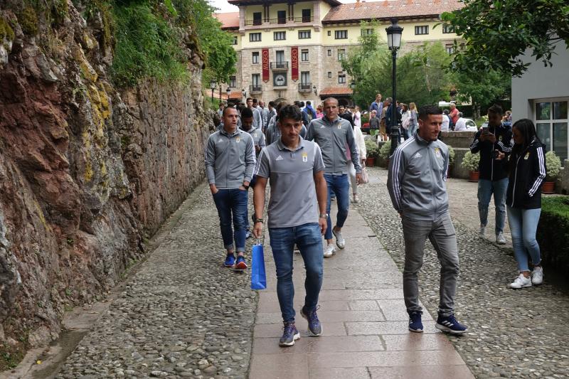 La plantilla del Real Oviedo ha cumplido con la tradición y ha visitado Covadonga, donde han realizado una ofrenda floral a la Santina.