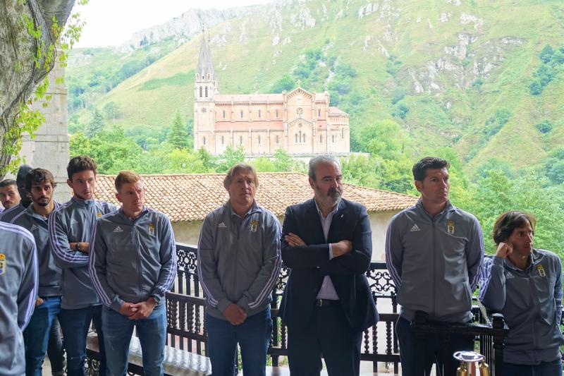 La plantilla del Real Oviedo ha cumplido con la tradición y ha visitado Covadonga, donde han realizado una ofrenda floral a la Santina.