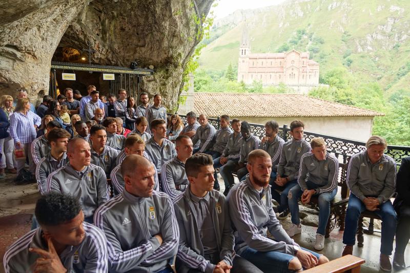 La plantilla del Real Oviedo ha cumplido con la tradición y ha visitado Covadonga, donde han realizado una ofrenda floral a la Santina.