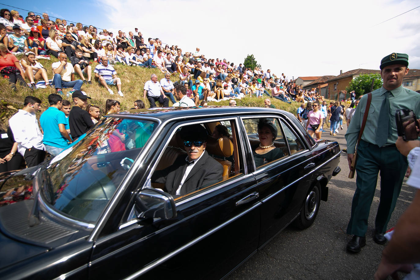 Miles de personas han disfrutado del gran desfile de carrozas de Valdesoto, una cita llena de color y diversión.