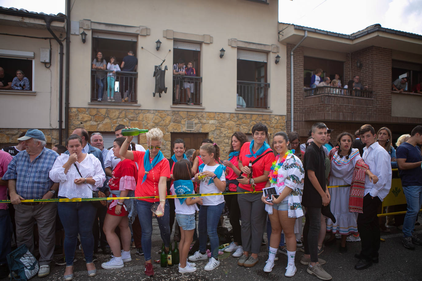 Miles de personas han disfrutado del gran desfile de carrozas de Valdesoto, una cita llena de color y diversión.