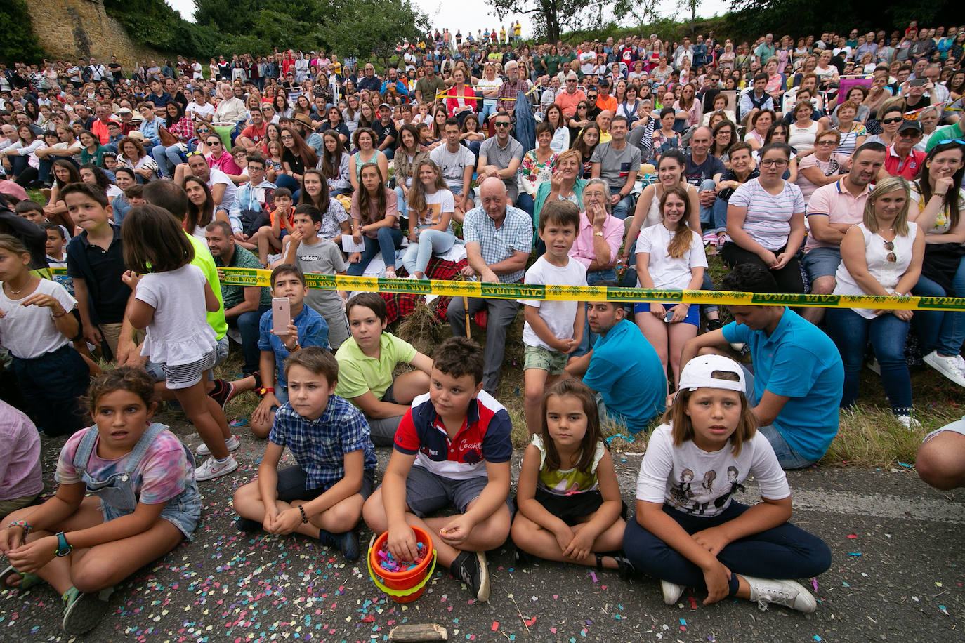 Miles de personas han disfrutado del gran desfile de carrozas de Valdesoto, una cita llena de color y diversión.