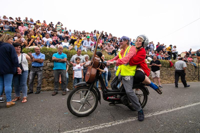 Miles de personas disfrutan del gran desfile de carrozas de Valdesoto, una cita llena de color y diversión.